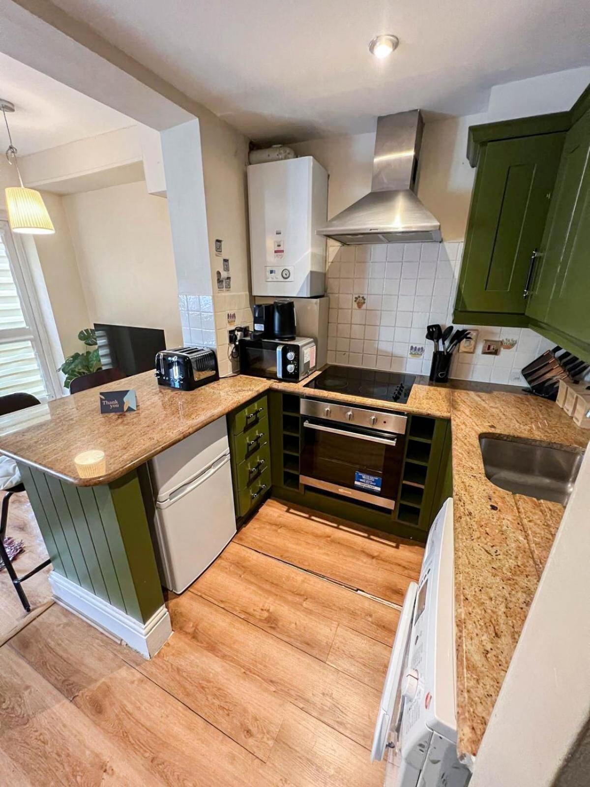 Lovely 1 Bedroom Flat In West Kensington London, Shepherd's Bush Londra