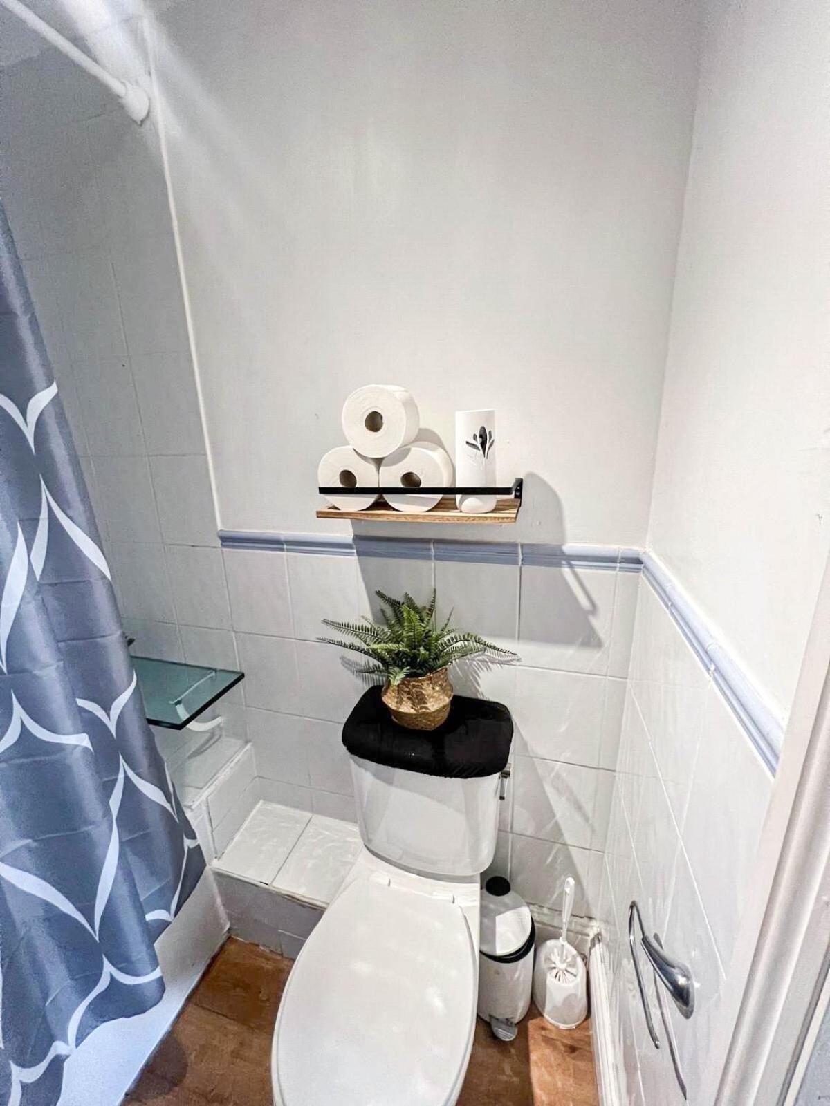 Lovely 1 Bedroom Flat In West Kensington London, Shepherd's Bush * Londra