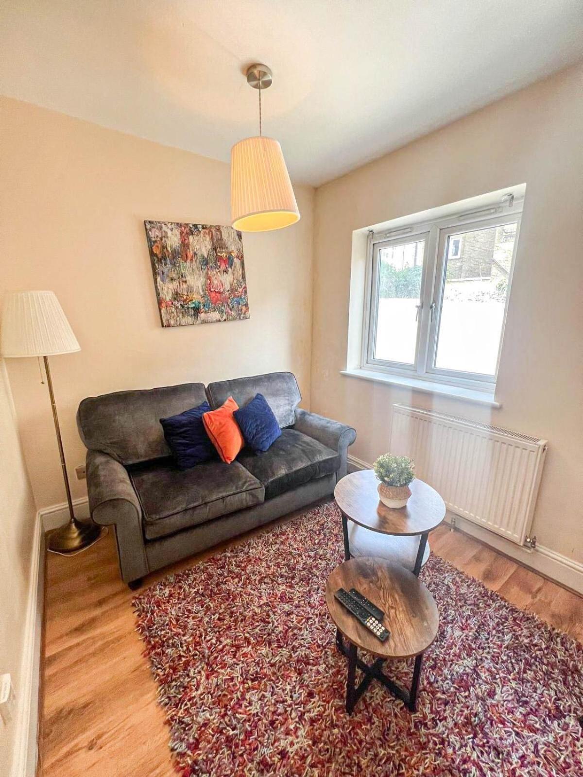 Lovely 1 Bedroom Flat In West Kensington London, Shepherd's Bush Londra